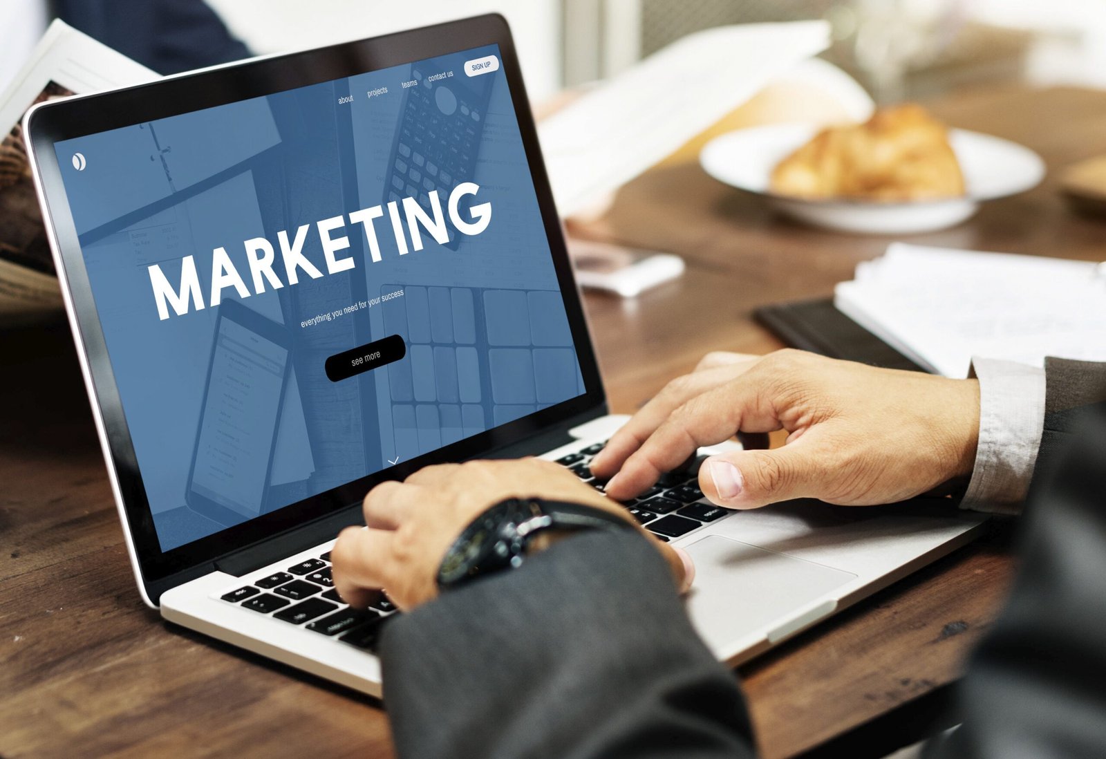 التسويق الإلكتروني: استراتيجيات وطرق ناجحة لتعزيز عمليات البيع عبر الإنترنت