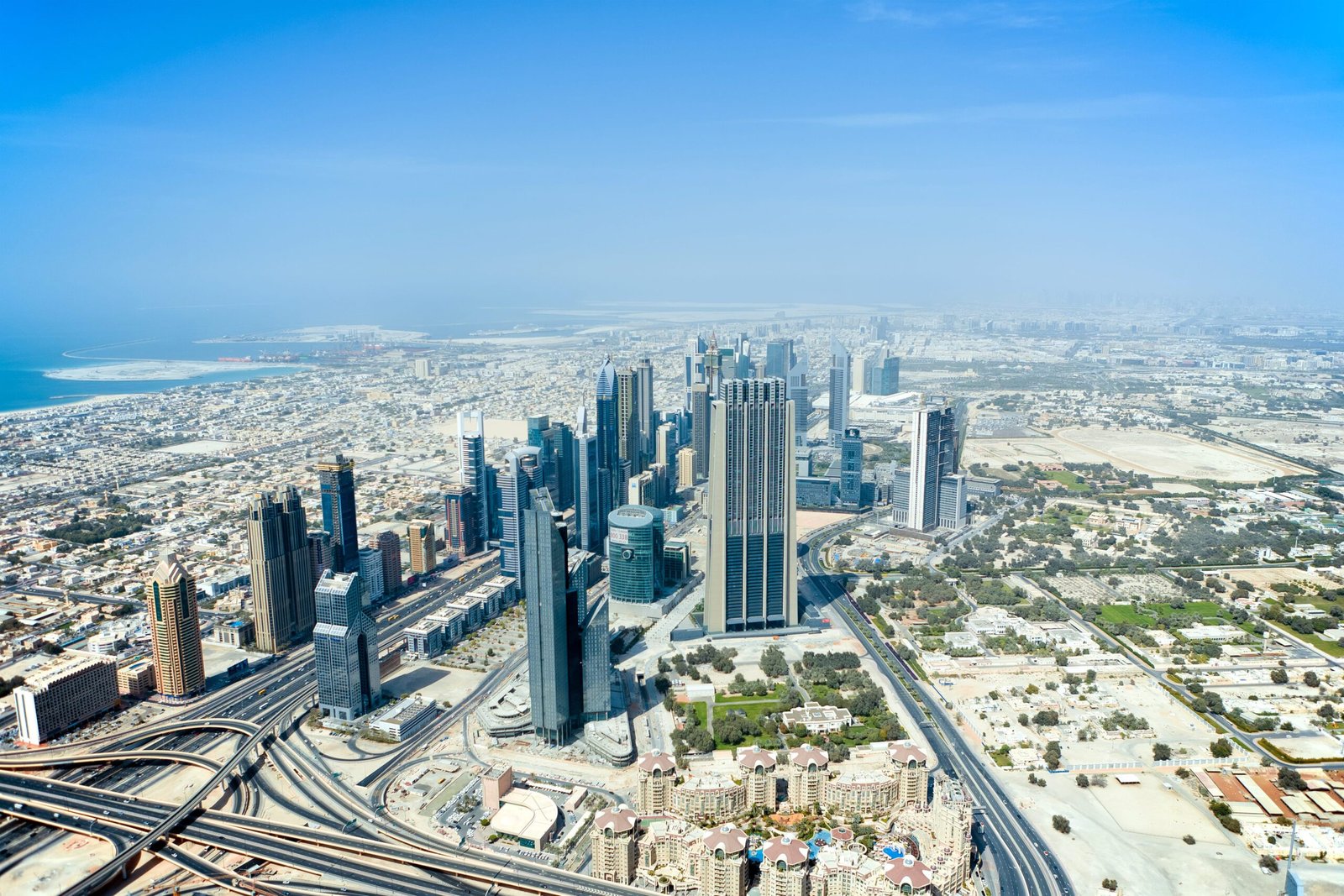 استكشاف سحر الإمارات: دليلك الشامل للسياحة في دولة الإمارات العربية المتحدة