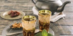 تجربة منعشة ومثيرة: اكتشاف روعة الشاي المغربي بالنعناع