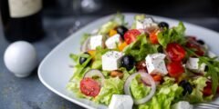 طريقة تحضير سلطة يونانية لذيذة بخطوات سهلة