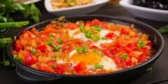 طريقة تحضير بيض بالطماطم والبصل: وصفة شهية تجمع بين النكهات المميزة