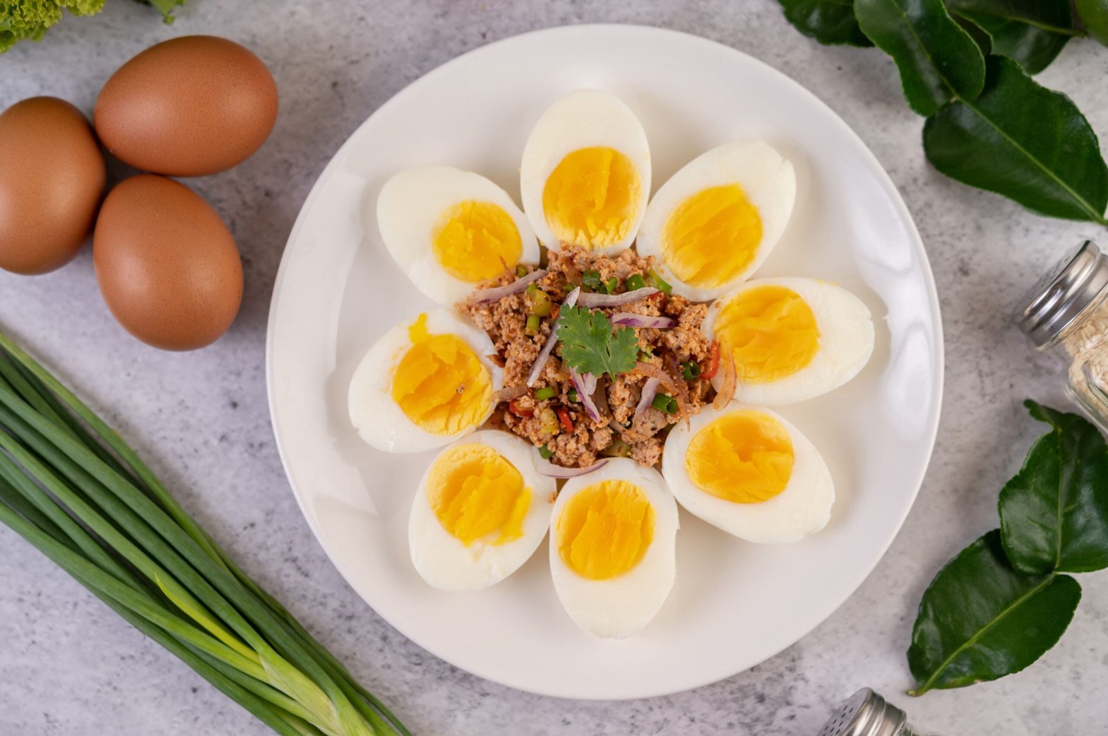 كيفية تحضير البيض المسلوق: طرق سهلة وسريعة لتحضير بيض مسلوق مثالي