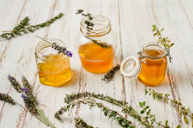 فوائد عسل الزعتر: الطبيعة تهدينا كنزًا صحيًّا متعدد الاستخدامات