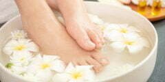 فوائد نقع القدمين بالماء الساخن
